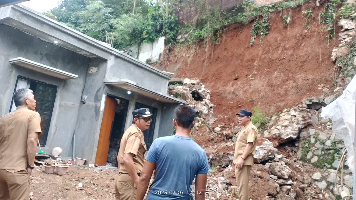 Akibat TPT Milik Perusahaan Longsor, Satu Rumah Warga Hancur Tertimbun Bebatuan di Wanaherang Bogor