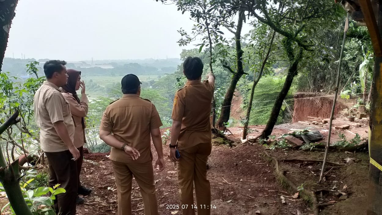 DPKPP Kabupaten Bogor Survei 7 Rumah Warga Desa Bantarjati yang Terancam Hilang Akibat Longsor
