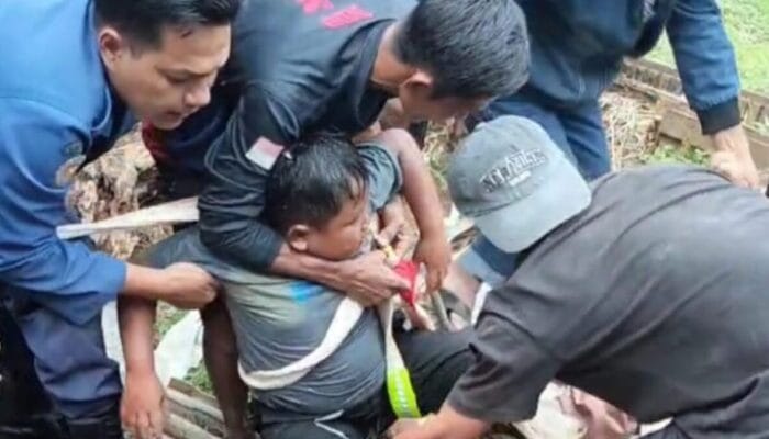 Damkar Posko VI Sagaranten Kabupaten Sukabumi Berhasil Selamatkan Bocah Kedalam Sumur