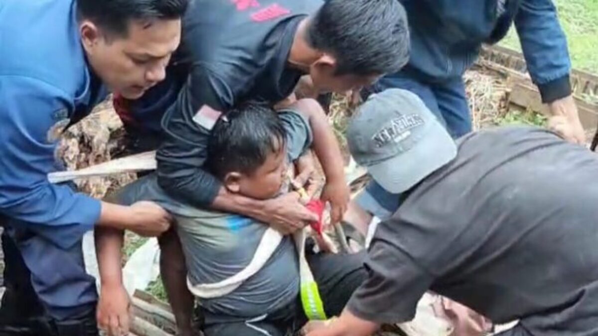 Damkar Posko VI Sagaranten Kabupaten Sukabumi Berhasil Selamatkan Bocah Kedalam Sumur