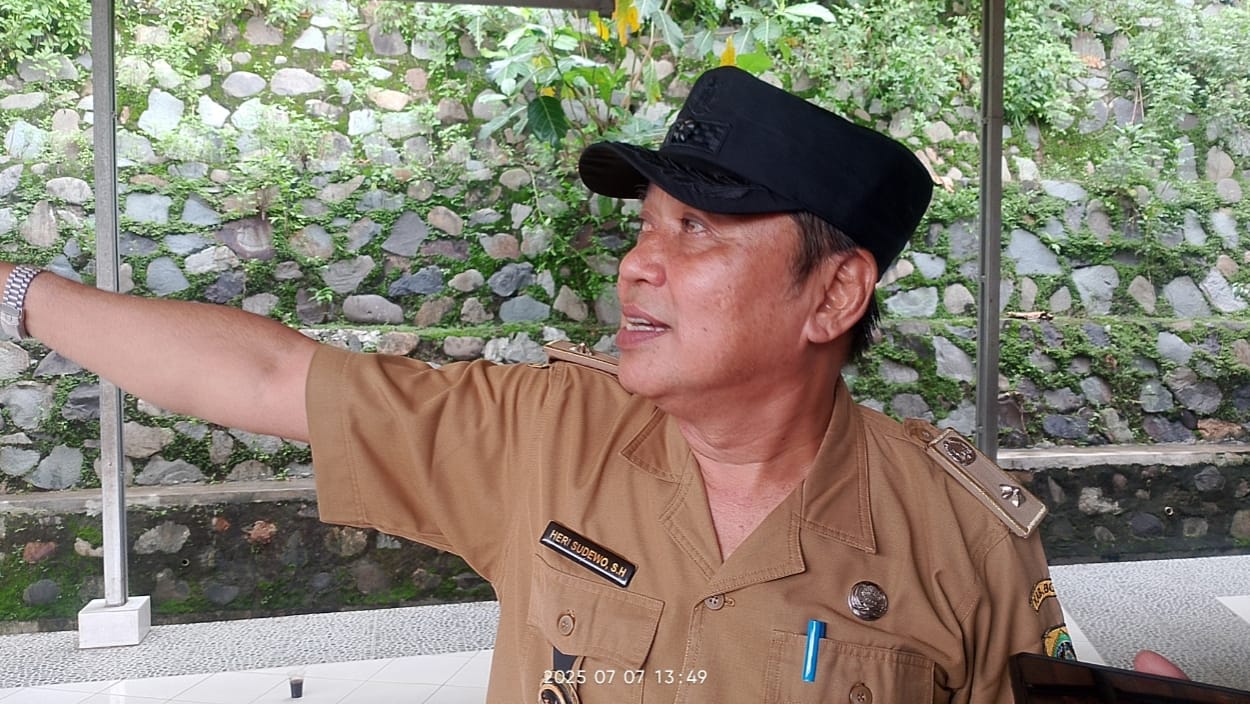 Kades Sebut TPT Perusahaan Menjadi Penyebab Rumah Warga Tertimbun Bebatuan di Wanaherang Bogor