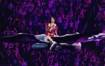 Katy Perry Tampil Emosional di Konser Adelaide