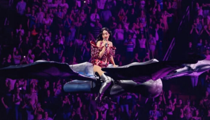 Katy Perry Tampil Emosional di Konser Adelaide