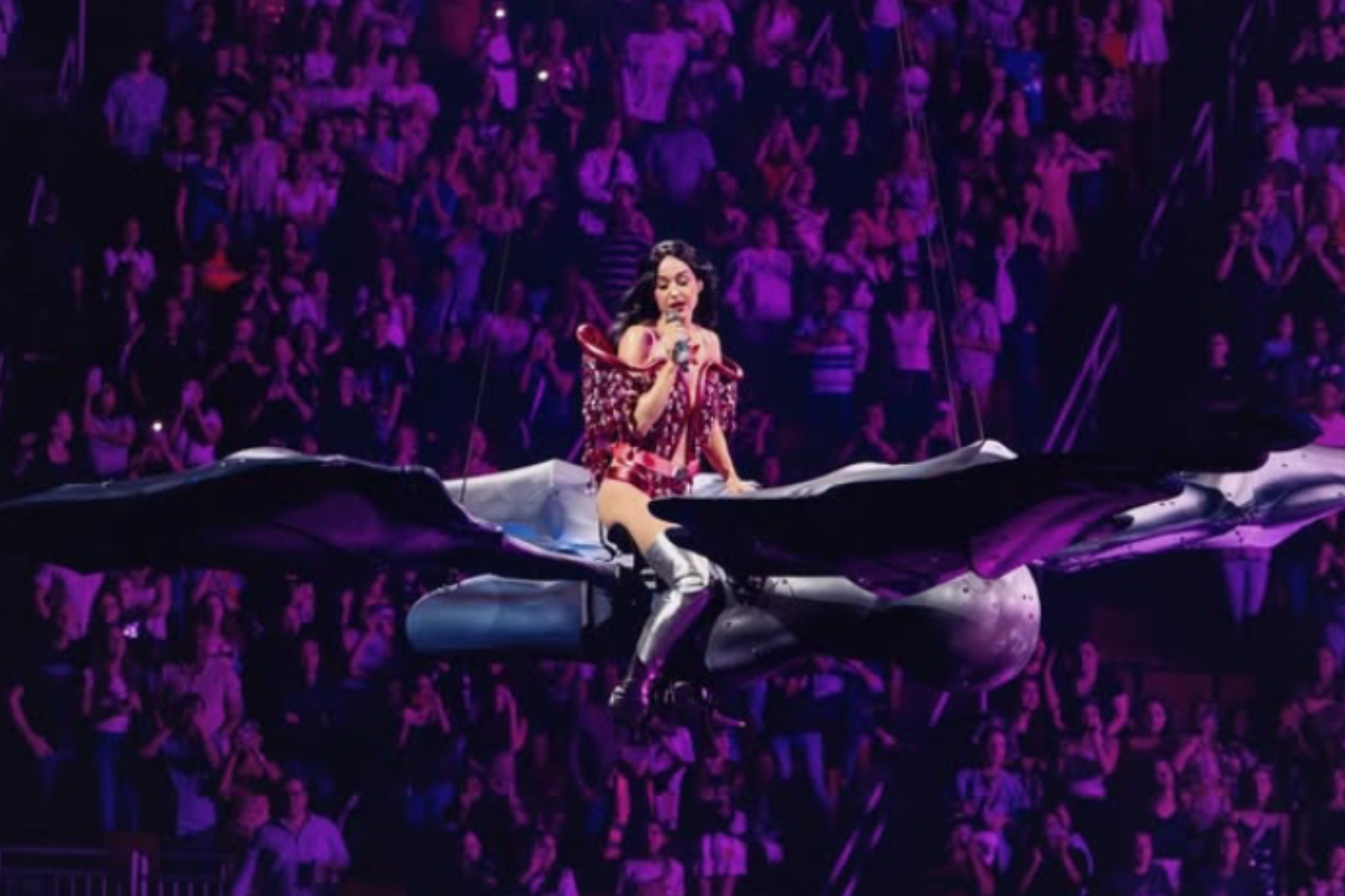 Katy Perry Tampil Emosional di Konser Adelaide