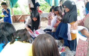Kopimu Bagikan 300 Seragam Tuk Pelajar di Ciranjang Cianjur