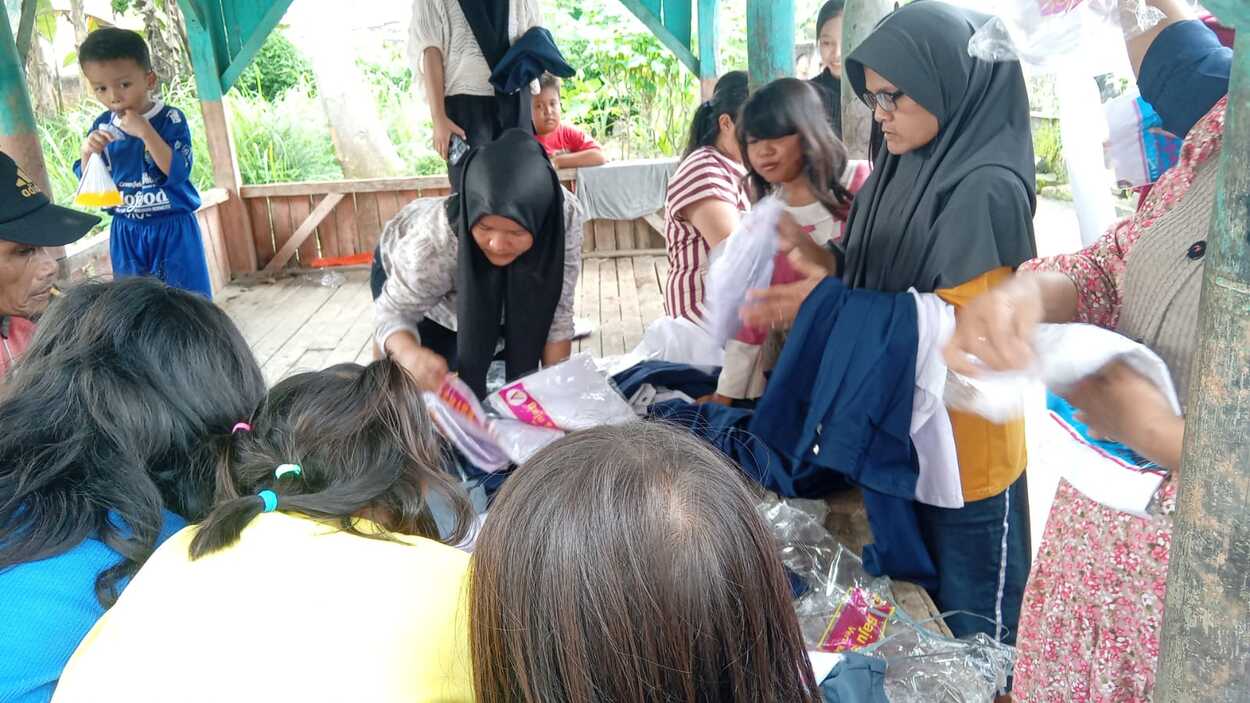 Kopimu Bagikan 300 Seragam Tuk Pelajar di Ciranjang Cianjur