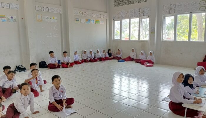 Miris, Siswa SD di Cianjur Belajar Lesehan Tanpa Meja dan Kursi