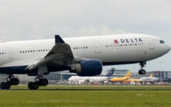Pesawat Delta DL446 Sukses Pendaratan Darurat Usai Mesin Terbakar