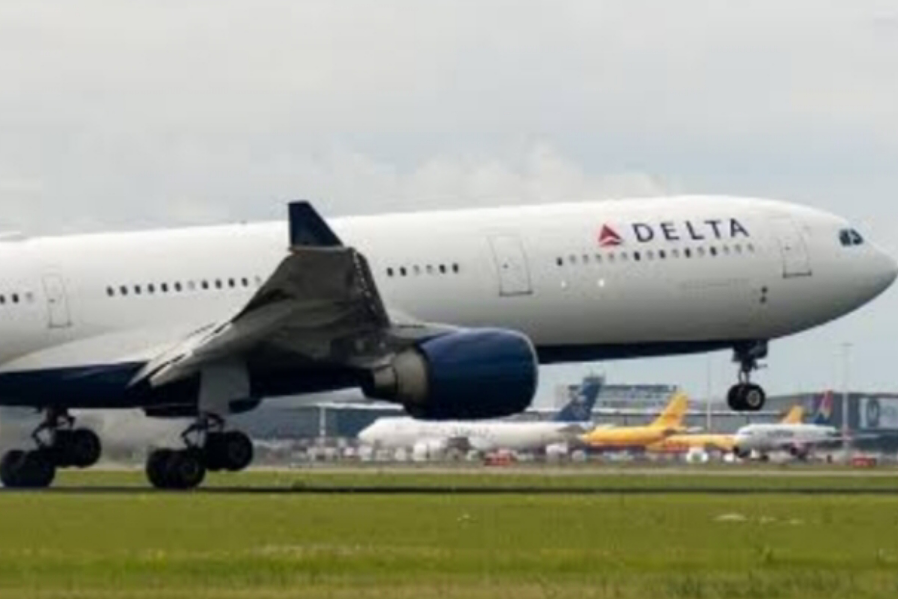 Pesawat Delta DL446 Sukses Pendaratan Darurat Usai Mesin Terbakar