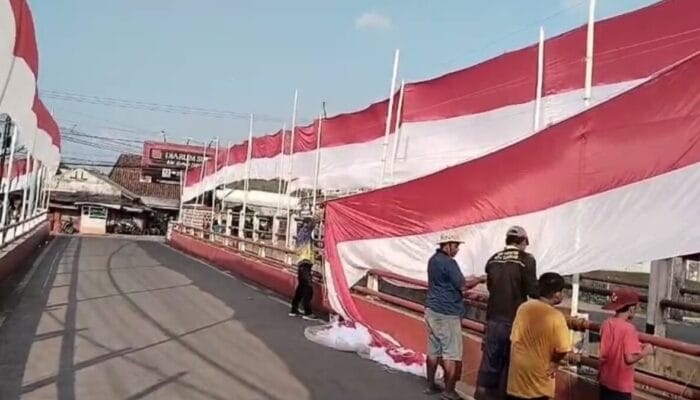 Bendera Merah Putih Sepanjang 680 Meter Kibarkan Semangat Warga Cianjur