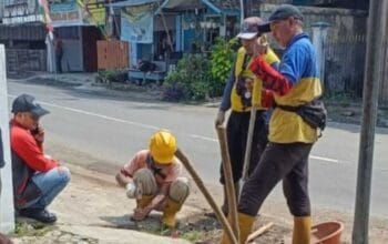Cepat Tanggap Laporan Warga, DPUTR Kota Sukabumi Perbaiki Drainase Tersumbat Sampah