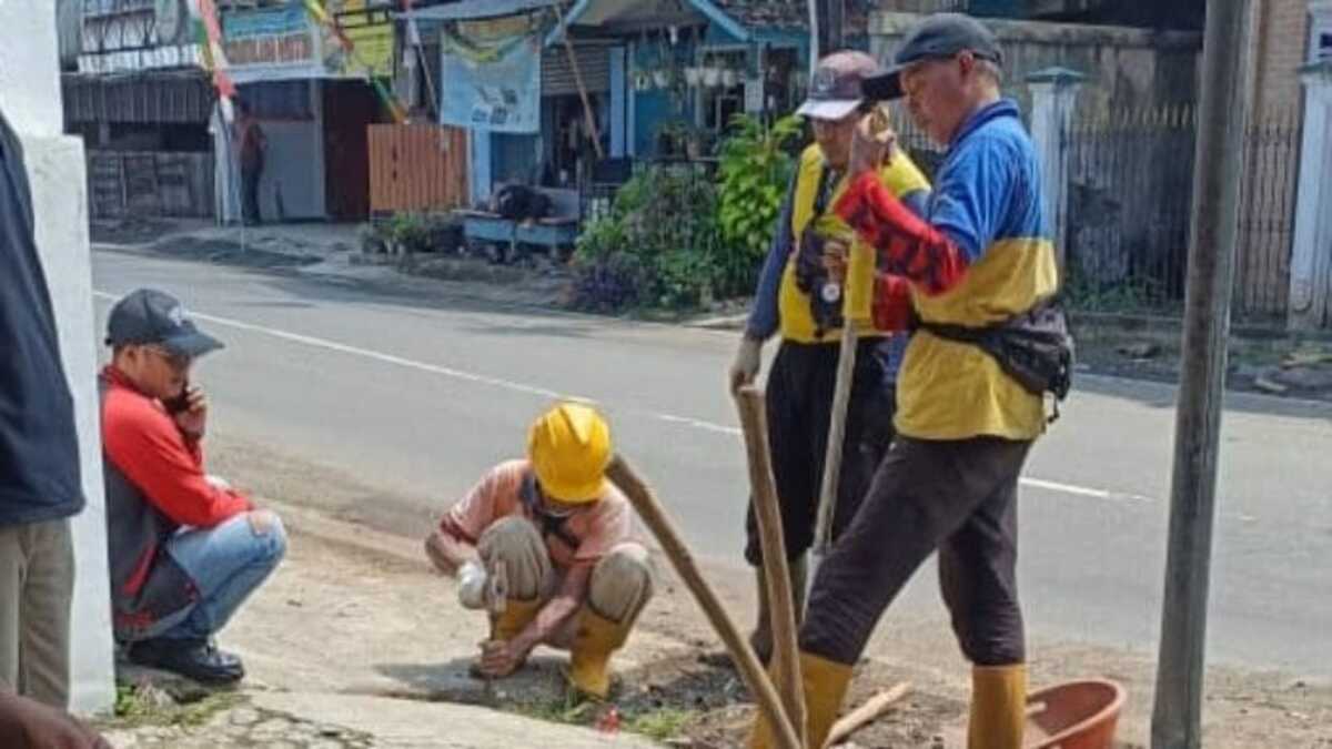 Cepat Tanggap Laporan Warga, DPUTR Kota Sukabumi Perbaiki Drainase Tersumbat Sampah