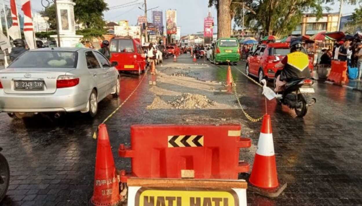 DPUTR Kota Sukabumi Lakukan Pemeliharaan Jalan Veteran Senilai Rp50 Juta