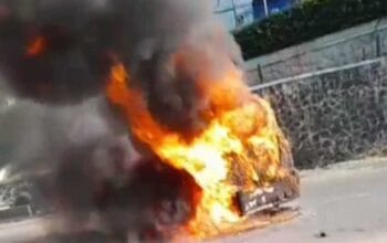 Diduga Korsleting Listrik, Angkot 04 Goalpara Ludes Terbakar di Depan RSU Hermina Sukabumi