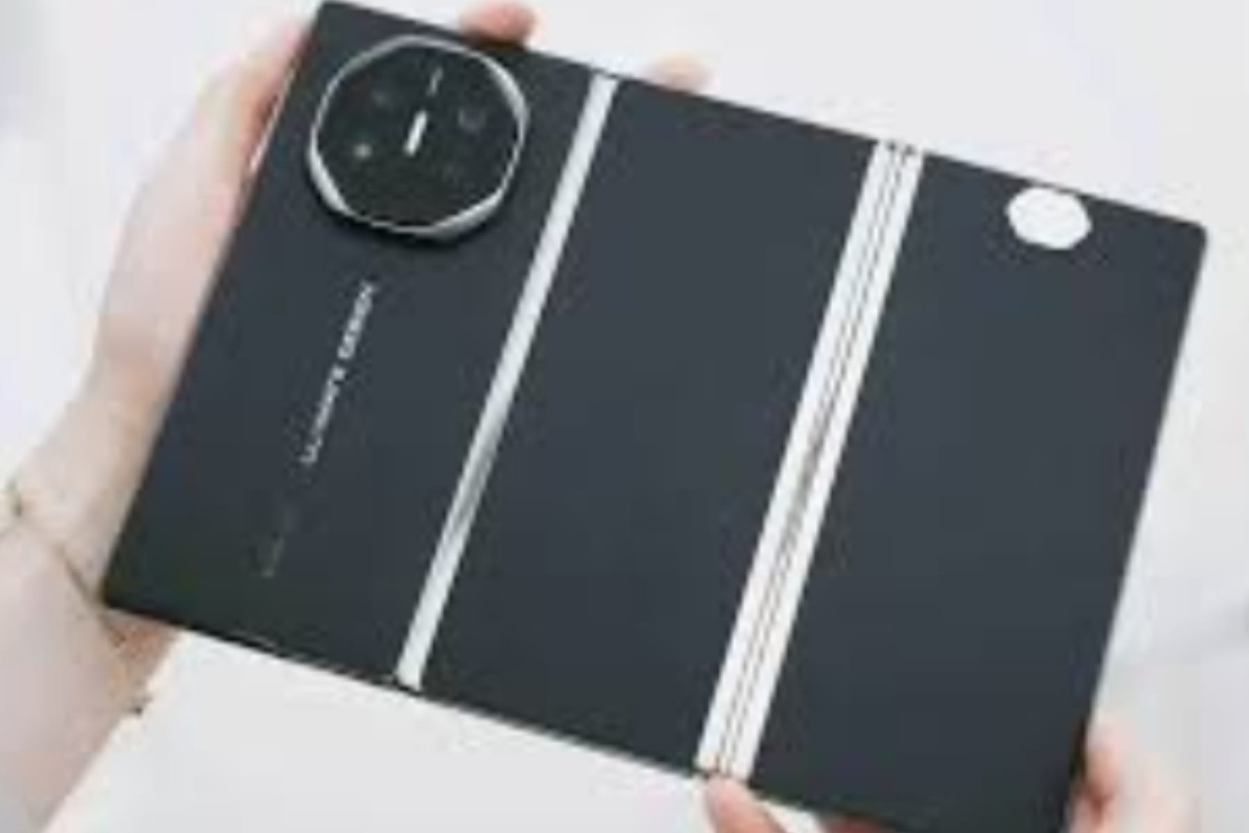 Huawei Mate XTs: Smartphone Tri-Fold Generasi Baru dengan Stylus dan Kamera Canggih