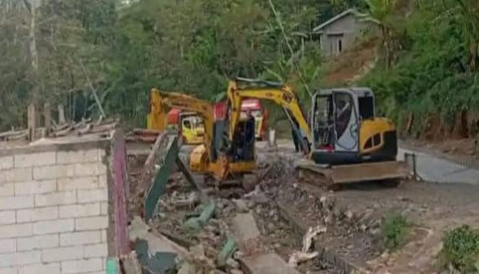 Rumah Korban Bencana Alam Dibongkar Alat Berat Tanpa Sosialisasi, Warga Nyalindung Hentikan Proyek Jalan Provinsi