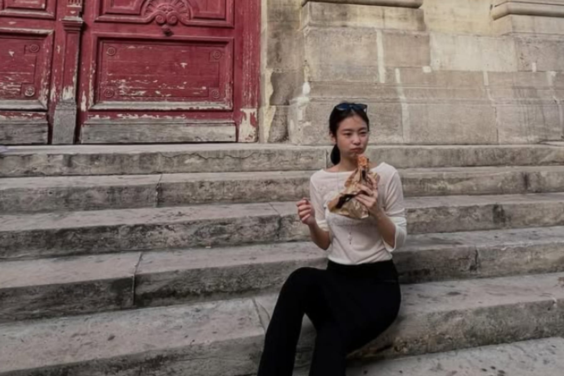 Jennie BLACKPINK Pamer Wajah Tanpa Makeup di Paris, Netizen Kagum dengan Pesona Alaminya