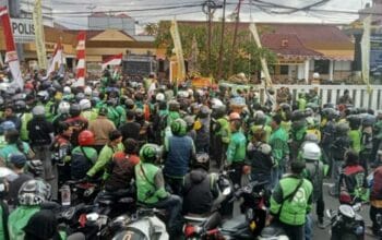 Ratusan Ojol Sukabumi Raya Sambangi Mapolres Sukabumi Kota, Usut Tuntas Pelaku Penggilas Ojol Hingga Tewas