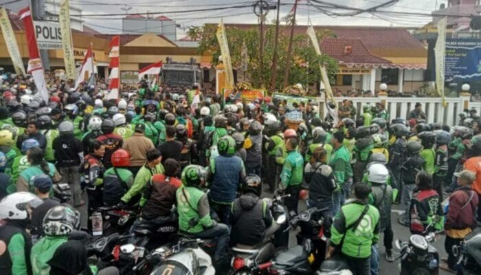 Ratusan Ojol Sukabumi Raya Sambangi Mapolres Sukabumi Kota, Usut Tuntas Pelaku Penggilas Ojol Hingga Tewas