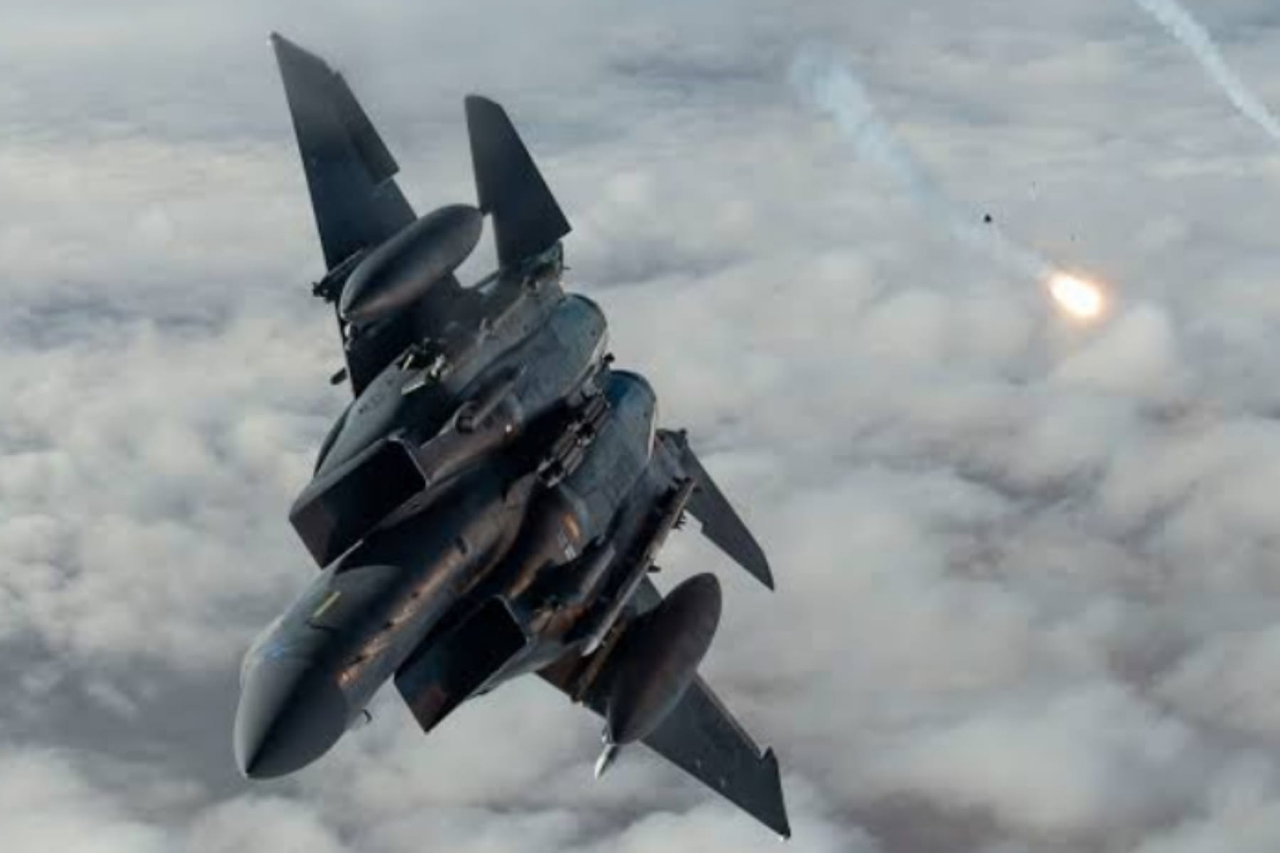 Roda Hilang, F-15E AS Mendarat Darurat di Okinawa