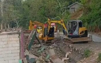 Rumah Korban Bencana Alam Dibongkar Alat Berat Tanpa Sosialisasi, Warga Nyalindung Hentikan Proyek Jalan Provinsi