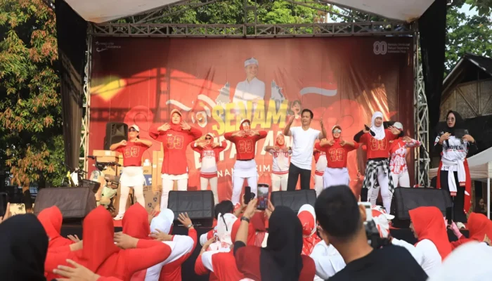 Senam Bareng Bupati, Ribuan Emak-Emak Geruduk Alun-Alun Purwakarta