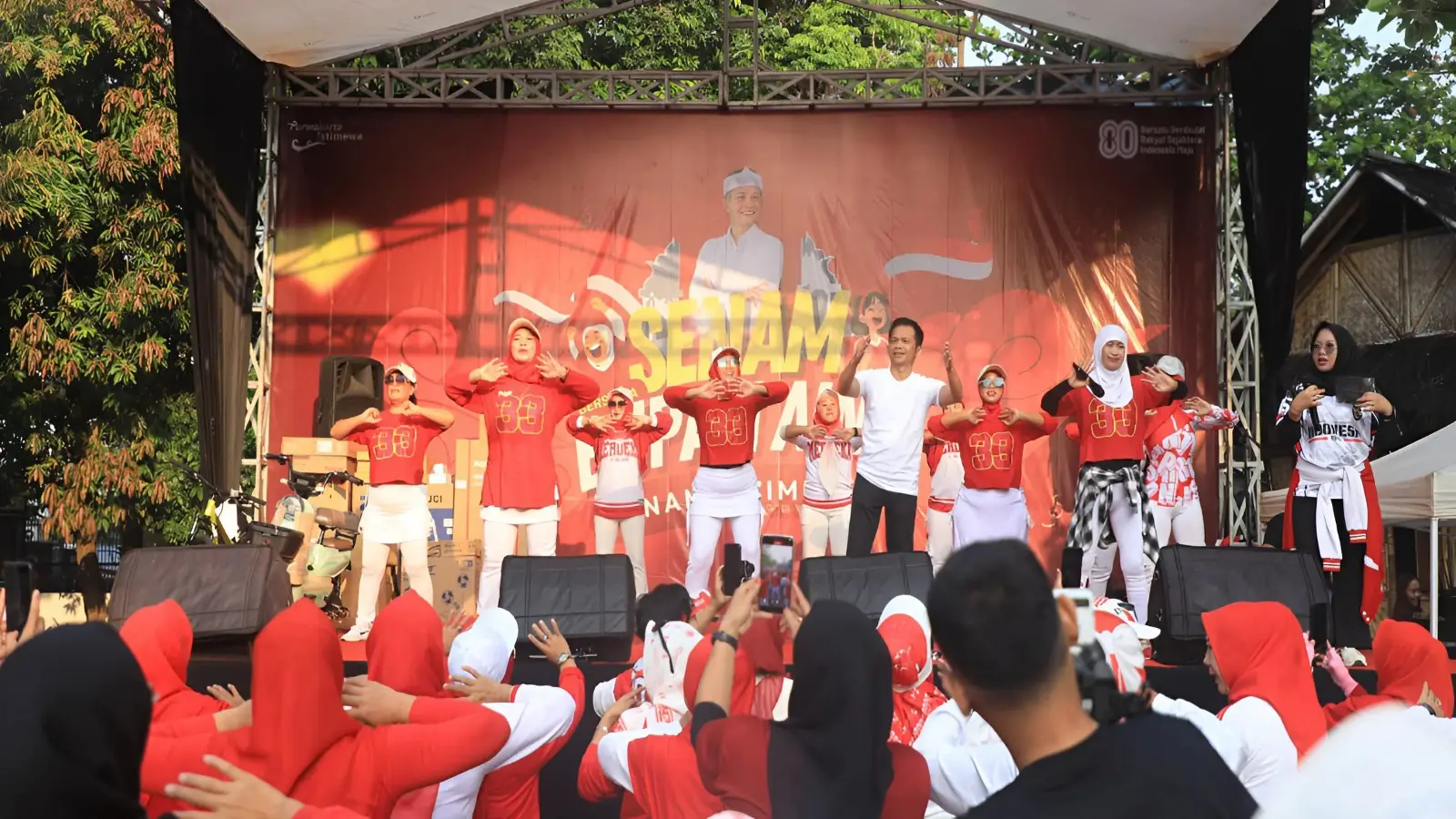 Senam Bareng Bupati, Ribuan Emak-Emak Geruduk Alun-Alun Purwakarta