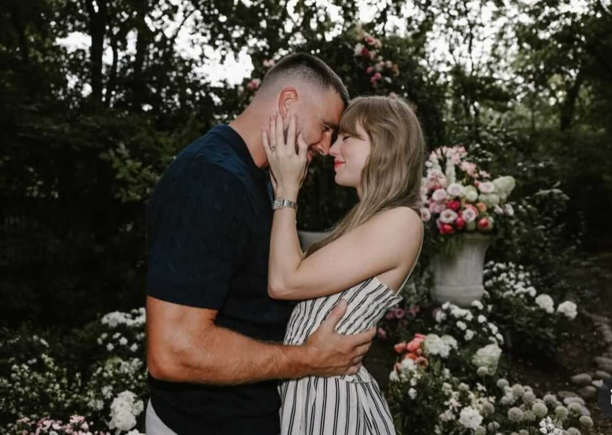 Taylor Swift Resmi Bertunangan dengan Travis Kelce
