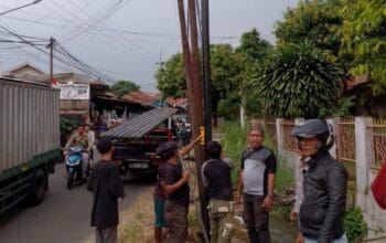 Warga Resah, Pemasangan Tiang Fiber Optik di Bogor Dihentikan Sementara