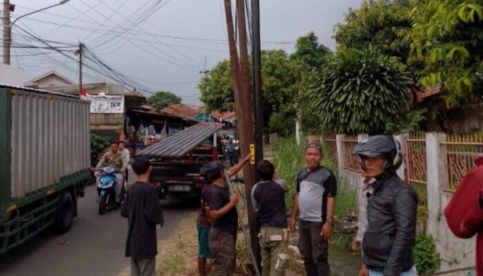 Warga Resah, Pemasangan Tiang Fiber Optik di Bogor Dihentikan Sementara