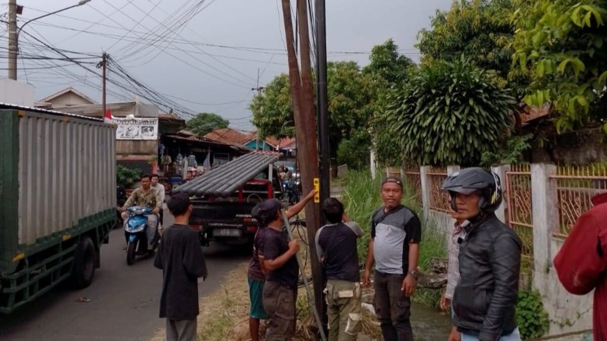 Warga Resah, Pemasangan Tiang Fiber Optik di Bogor Dihentikan Sementara