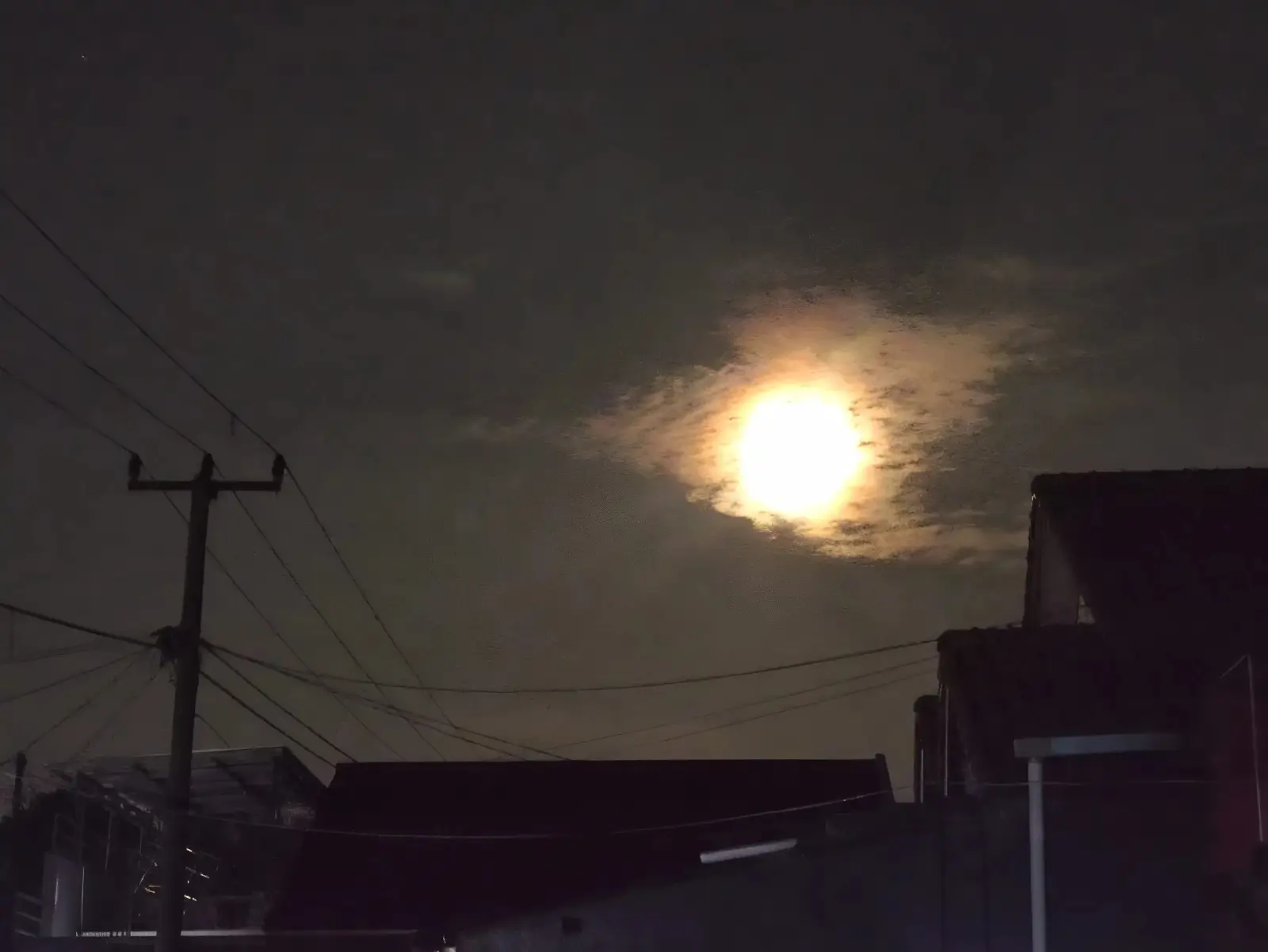 Blood Moon Hiasi Langit Indonesia Malam Ini
