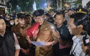 Disaksikan Ribuan Massa Aksi Unjuk Rasa, Wali Kota Sukabumi Ditekan Evaluasi Perwal Kenaikan Tunjangan DPRD