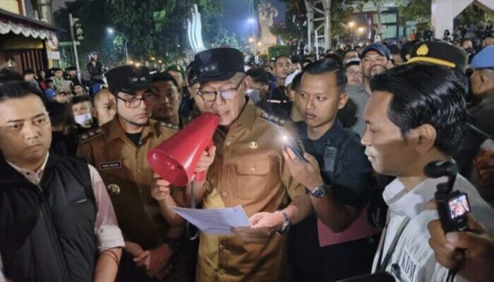 Disaksikan Ribuan Massa Aksi Unjuk Rasa, Wali Kota Sukabumi Ditekan Evaluasi Perwal Kenaikan Tunjangan DPRD
