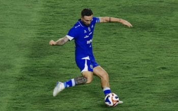 Duel Panas di GBLA! Persib vs Persebaya, Siapa yang Berkuasa Sore Ini?