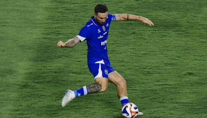 Duel Panas di GBLA! Persib vs Persebaya, Siapa yang Berkuasa Sore Ini?