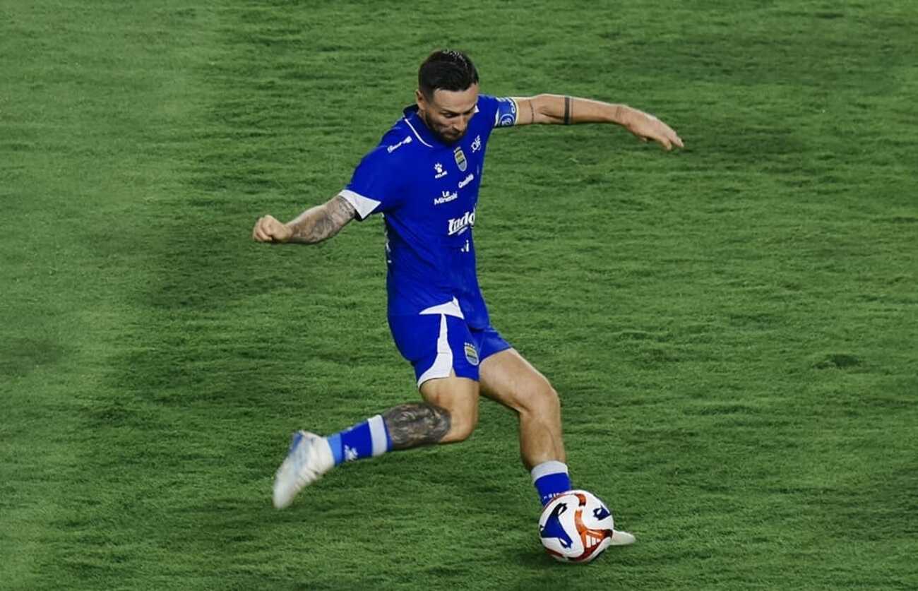 Duel Panas di GBLA! Persib vs Persebaya, Siapa yang Berkuasa Sore Ini?