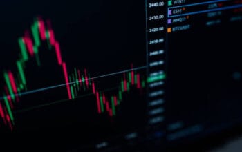 IHSG Rontok! Rupiah Tertekan, Investor Tunggu Langkah BI