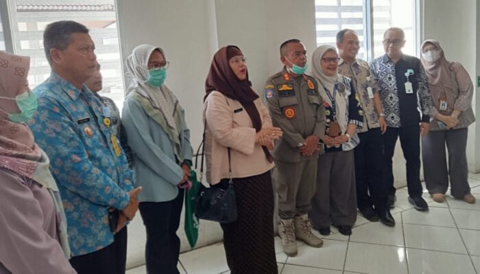 Kadinkes Provinsi Jabar Tinjau Bocah Penderita Gizi Buruk di RSUD R Syamsudin SH Kota Sukabumi 2 IMG 20250904 WA0076