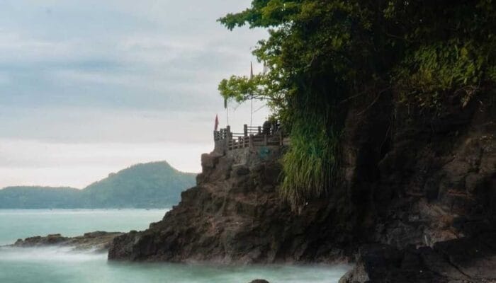 Karang Hawu: Jejak Sejarah, Mitos, dan Pesona Alam Pelabuhan Ratu