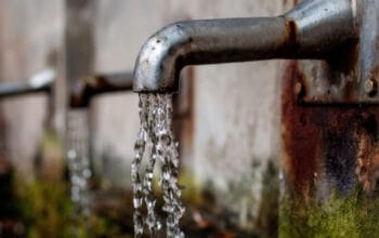 Minum Air Keran, Amankah untuk Tubuh? Mengungkap Fakta di Baliknya
