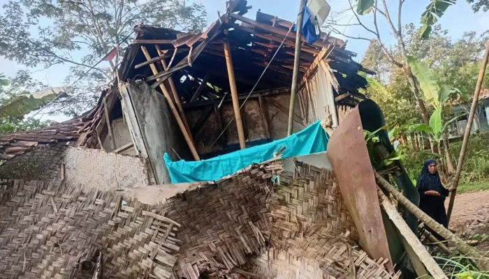 Nenek Ningsih di Sukabumi Tinggal di Reruntuhan Rumah, Baru Dapat Perhatian Usai Viral