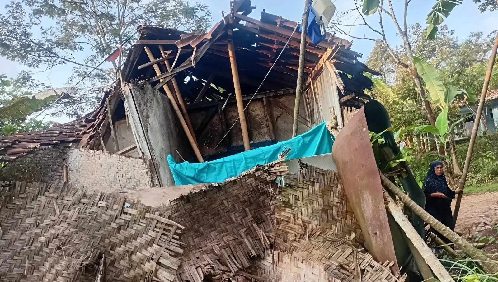 Nenek Ningsih di Sukabumi Tinggal di Reruntuhan Rumah, Baru Dapat Perhatian Usai Viral