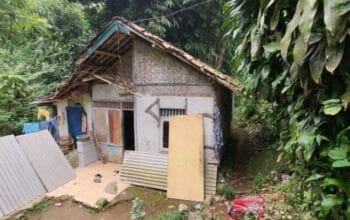 Polisi Berhati Mulia Jual Sepeda Motor Miliknya Untuk Perbaiki Rumah Warga Tak Mampu di Sukaraja