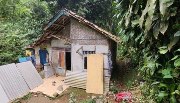 Polisi Berhati Mulia Jual Sepeda Motor Miliknya Untuk Perbaiki Rumah Warga Tak Mampu di Sukaraja