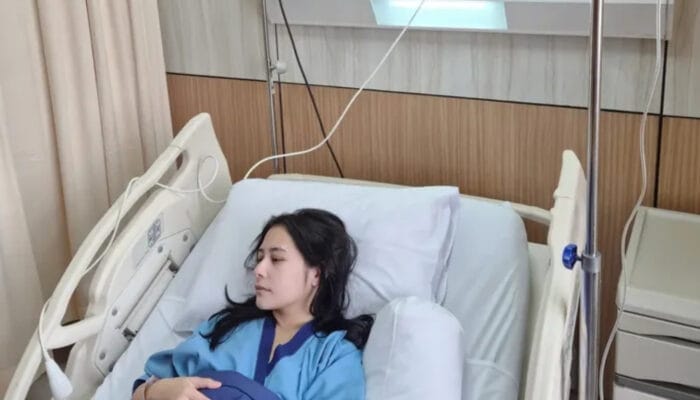 Prilly Latuconsina Drop, Alami Muntah dan Demam Tinggi