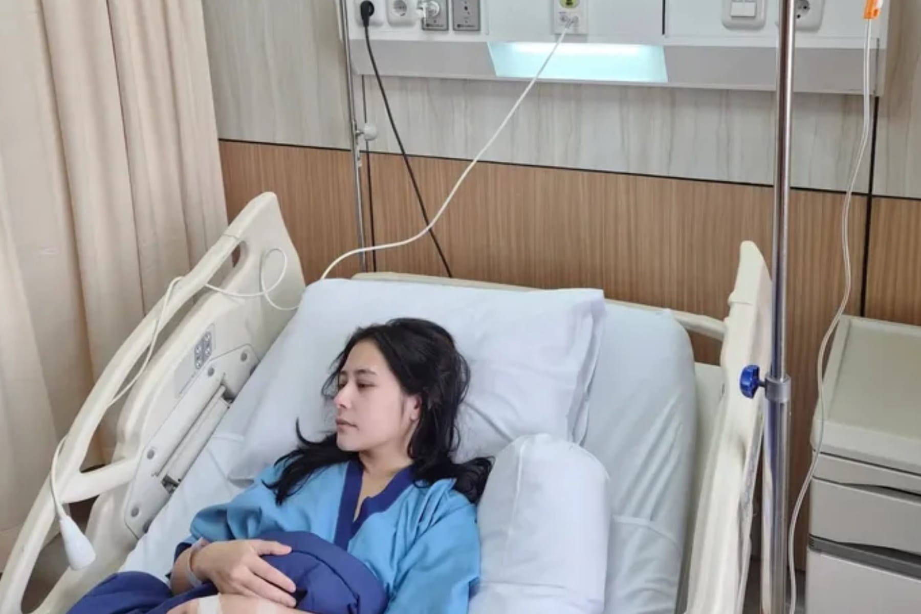 Prilly Latuconsina Drop, Alami Muntah dan Demam Tinggi