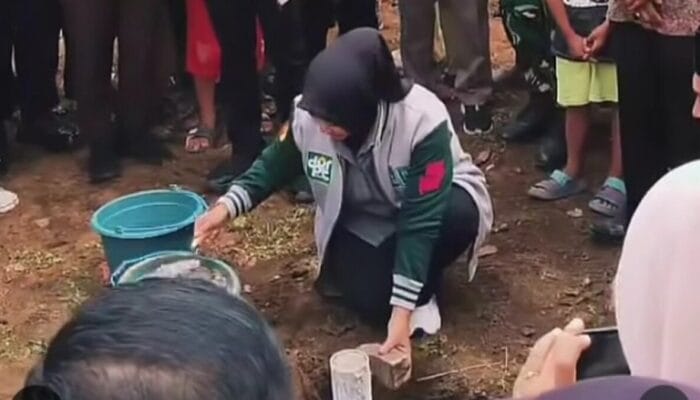 Reni Rahayu Fauzi Hadiri Pembangunan Jembatan Roda Dua Cijeruk
