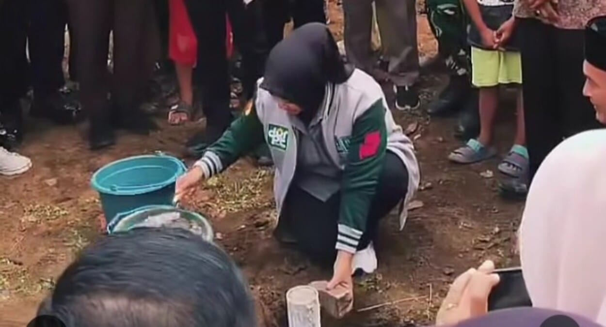 Reni Rahayu Fauzi Hadiri Pembangunan Jembatan Roda Dua Cijeruk