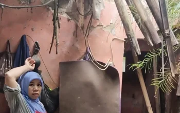 Rumah Ambruk 2 Tahun, Ibu di Cianjur Tetap Bertahan Tinggal